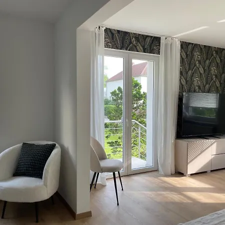 Ruhiges Gaestehaus - 120qm - Garten - 1a Lage Apartment *